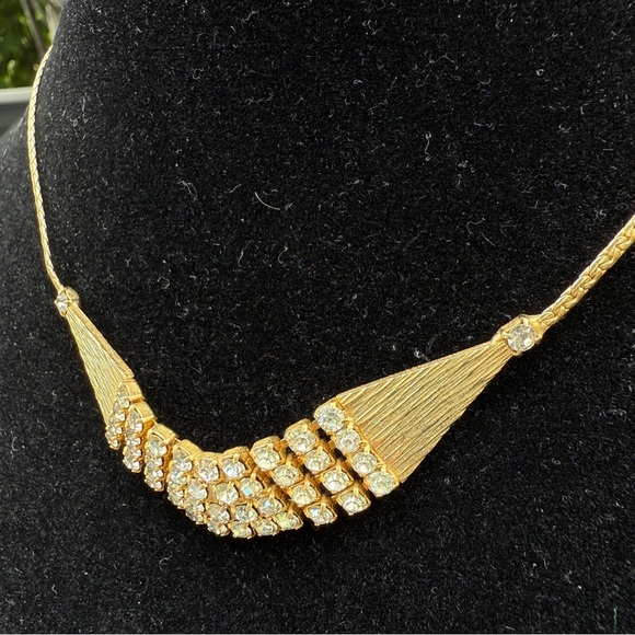 Luxurious Sparkly Gold Plated Collar Necklace with Crystal Accent Pendant - Picture 4 of 15